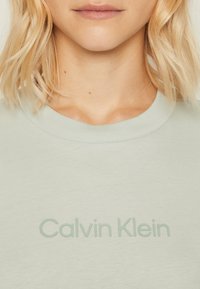 Calvin Klein HERO LOGO REGULAR - Camiseta estampada - morning frost