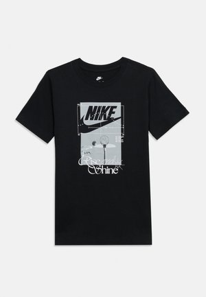 T-shirt noir Nike avec un graphisme représentant un panier de basketball, un ballon de basketball, et le texte « Rise and Shine » sur le devant.