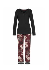 Schwarzes Langarmoberteil mit drei Knöpfen am Ausschnitt, kombiniert mit bordeauxfarbenen Blumenhosen, die weiße und schwarze Blumen sowie gestreifte Bündchen aufweisen.