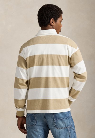 Μακρυμάνικο πόλο πουκάμισο με μπεζ και λευκές ρίγες και επίπεδη γιακά, κατασκευασμένο από μαλακό ύφασμα, διαθέτει άνετη εφαρμογή και ορατές ραφές.