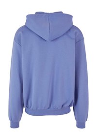 Hanorac cu capuciu de culoare mov, cu mâneci lungi, tiv elastic și textură moale. Are o croială relaxată și un design simplu pe spate.