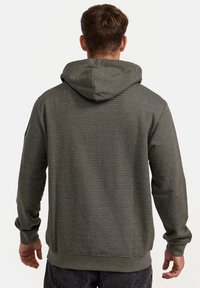 Sudadera con capucha gris con un patrón rayado texturizado. Cuenta con puños y dobladillo acanalados, y un bolsillo tipo canguro en la parte frontal.