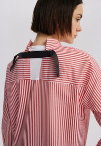 Touché Privé BACK TIE DETAILED  - Blúzka so zapínaním na gombíky - red