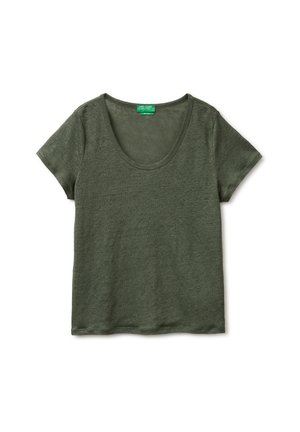 Krótkim rękawem damski T-shirt w kolorze oliwkowej zieleni z okrągłym dekoltem, ułożony na płasko z widoczną etykietą United Colors of Benetton wewnątrz kołnierzyka.