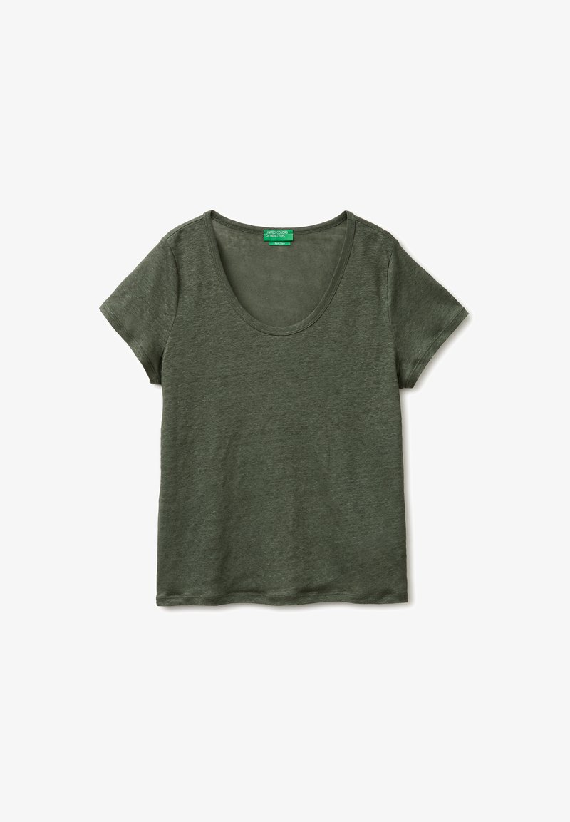 Camiseta de mujer de manga corta color verde oliva con cuello redondo, extendida y con una etiqueta visible de United Colors of Benetton dentro del cuello.