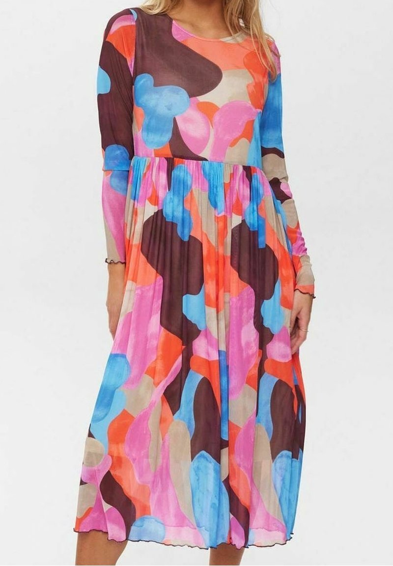 Mångfärgad långärmad klänning med ett livligt abstrakt tryck i nyanser av blått, rosa, orange och brunt; veckad kjoldetalj.