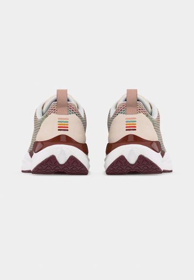 Ζευγάρι μπεζ και καφέ αθλητικών παπουτσιών με πολύχρωμο ριγέ λογότυπο στις φτέρνες, λευκές μέσες σόλες, υφασμάτινη μπορντό επιφάνεια εξωτερικών σολών και πλαϊνά από δίχτυ.