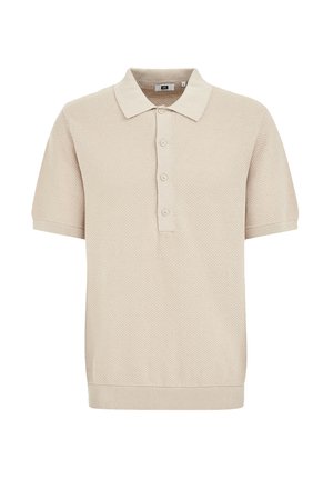 Polo de punto beige de mangas cortas con tejido texturizado, cuatro botones en la tapeta y ribete en el dobladillo y los puños de las mangas.