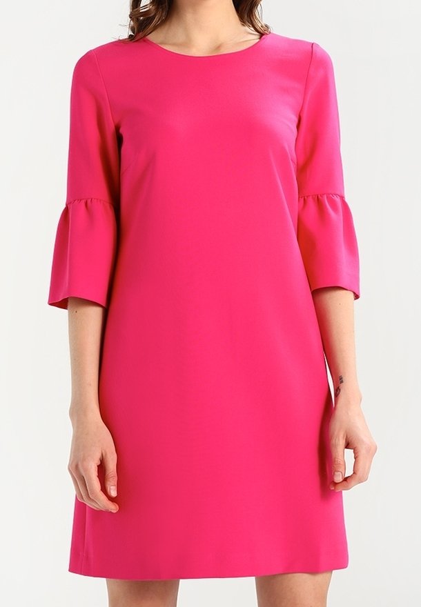 Robe fuchsia avec un col rond et des manches cloche trois-quarts. Fabriquée en tissu lisse, elle présente une coupe simple et droite sans motifs.