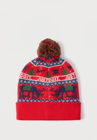 Κόκκινος πλεκτός σκούφος με σχεδιασμό που απεικονίζει τάρανδους, νιφάδες χιονιού και δέντρα. Φουντίτσα στην κορυφή, διπλωμένο κάτω άκρο, κατασκευασμένος από μαλακό υλικό.