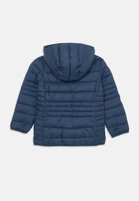 Marineblaue Steppjacke mit Kapuze, ausgestattet mit einem genähten Design und glatter Textur. Der Rücken hat einen geraden Saum und enganliegende Bündchen.