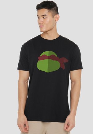 Schwarzes T-Shirt mit kurzen Ärmeln, das ein Grafikdesign eines grünen Charakters mit einem roten Bandana oben zeigt. Aus Baumwollstoff, reguläre Passform.