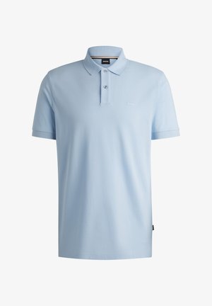 Lichtblauwe polo gemaakt van zachte stof, met een kraag, een knoopsluiting met twee knopen en een klein logo op de borst. Korte mouwen, casual ontwerp.