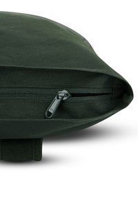 Zöld textil zacskó sima felülettel, fémlakkal és cipzárral, enyhén lekerekített alakú, és egyoldalon tartós fogantyúval.