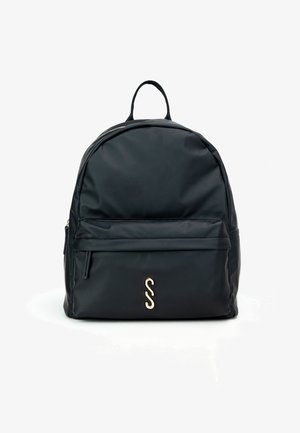 Štýlový čierny batoh má na prednej strane zlaté logo, zipsovú kapsu a pevnú hornú rukoväť pre jednoduché prenášanie.