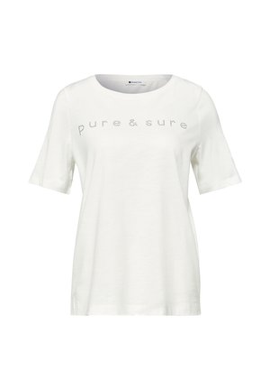 Bílé tričko s krátkým rukávem a kulatým výstřihem, s malým textem z drobných kamínků "pure & sure" přes prsa.