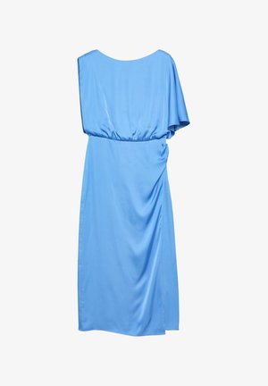 Jasnoniebieska midi sukienka z satyny o luźnym fasonie, marszczonym pasie i jednym krótkim rękawem opadającym na ramię.