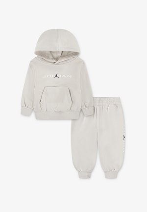 Conjunto de moletão cinza claro com capuz e calças de moletão. O capuz apresenta um bolso frontal, punhos canelados e o logótipo "JORDAN" com um gráfico do Jumpman em preto.