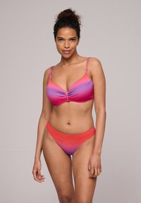 Gradient bikini set med en bralette med en vriden front och justerbara axelband, som går från rosa till lila, i kombination med matchande underdelar.