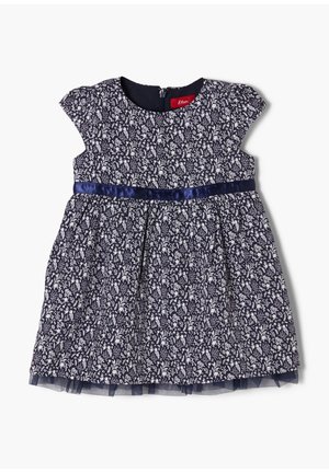 Robe bleu marine avec motif floral blanc, manches courtes, et ceinture en satin. La jupe a un accent en tulle superposé au niveau de l'ourlet. Fermeture à glissière dans le dos.