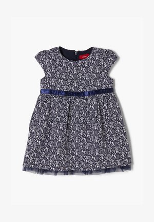 Granatowa sukienka z białym wzorem kwiatowym, z rękawami w kształcie kabinowców i satynowym paskiem w talii. Spódnica ma warstwowy akcent tiulu na brzegu. Zamek błyskawiczny z tyłu.