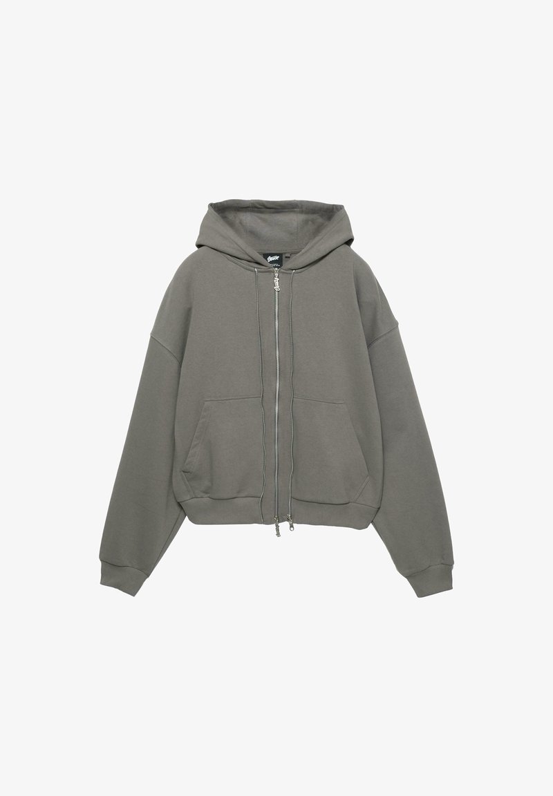 Hnedá šedá mikina s kapucňou na zips s prednými vreckami a rebrovanými manžetami, vystavená na bielom pozadí.