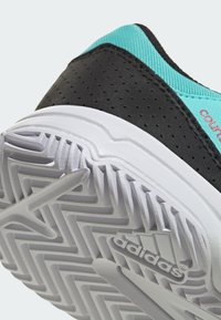 Černé tenisky s tyrkysovými akcenty, gumová podrážka s cikcak vzorem a texturovaný svršek s perforacemi pro prodyšnost.