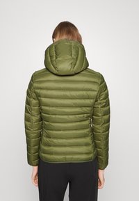 Grøn polstret jakke med aftagelig hætte, der har vandret quiltet design og glat tekstur, stylet med en tætsiddende silhuet.
