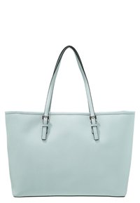 Sac fourre-tout en cuir bleu clair avec deux bretelles ajustables et des détails en boucle argentée, présenté sur fond blanc.