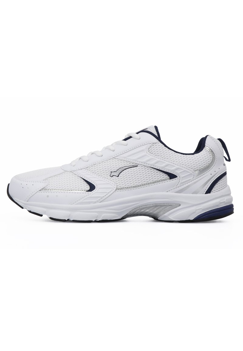 Weißer Sportschuh mit Obermaterial aus Netzgewebe, marineblauen Akzenten und einer strukturierten Sohle. Verfügt über einen gepolsterten Kragen, Schnürsenkel und ein reflektierendes Logodetail.