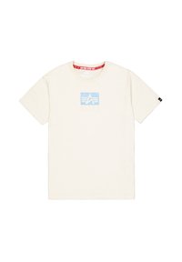 Cremefarvet bomulds T-shirt med korte ærmer, der har et lyseblåt firkantet logo, som har teksten "ALPHA INDUSTRIES" i blød skrift.