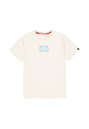 Crème kleurig katoenen t-shirt met korte mouwen, voorzien van een lichtblauw vierkant logo met de tekst "ALPHA INDUSTRIES" in zachte opdruk.