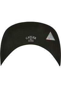 Cappello nero con visiera curva, caratterizzato dal testo bianco "Cayler & Sons" e un accento triangolare olografico sul lato. Tessuto testurizzato.
