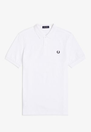 Λευκό πόλο μπλουζάκι με κοντά μανίκια, γιακά και δύο κουμπιά, με μικρό μαύρο λογότυπο στεφάνης δάφνης στο αριστερό στήθος.