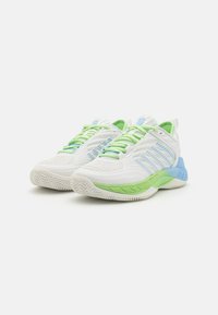 Adidași albi cu accente verzi și albastre, superior din plasă texturată, sistem dinamic de legare și talpă din cauciuc cu model.