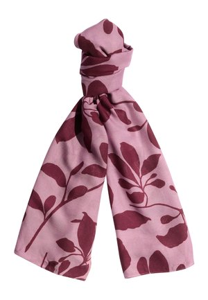 Roze sjaal met grote bloem- en bladpatronen in donker rood, losjes geknoopt aan de bovenkant.