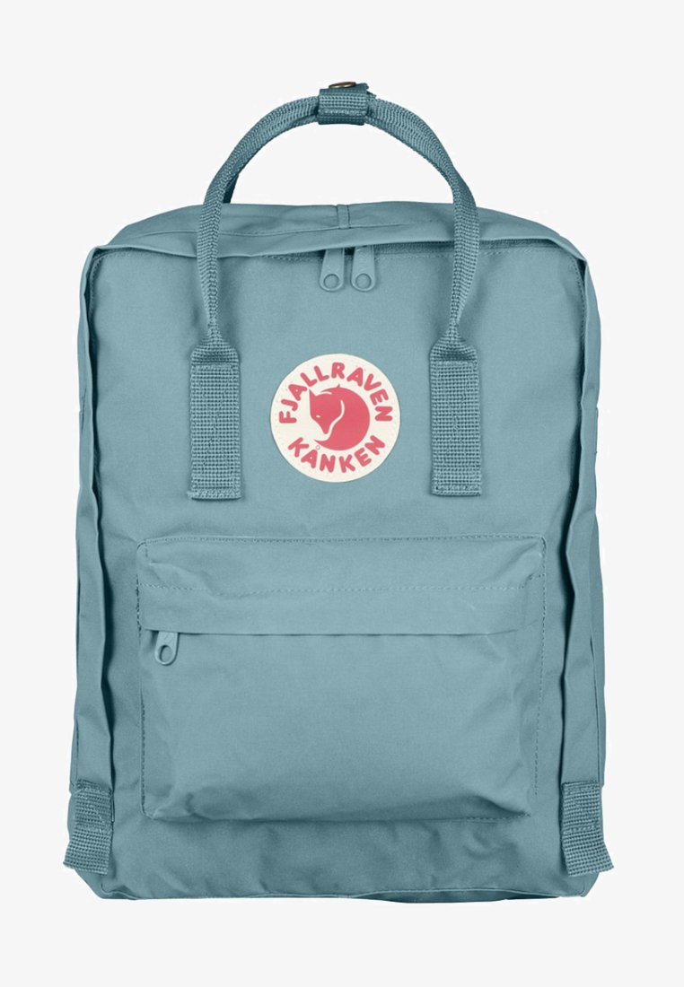 Fjällräven Kanken rugzak in lichtblauw, gemaakt van duurzaam stof, met een voorvak met rits en een ronde logo patch. Twee bovenhandvatten.