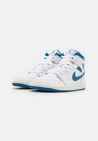 Sneakers bianche alte con accenti blu, parte superiore in pelle, punta perforata, lacci bianchi e suola testurizzata. Logo Air sul collo.