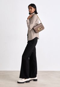 COACH IDOL BAG - Ručna torba - dark stone