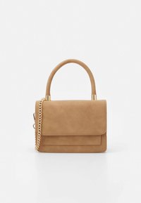 Borsa a tracolla color tan con una superficie in suede liscia, design strutturato, manico corto e una tracolla in catena dorata. Presenta un pattina frontale e una piccola tasca.
