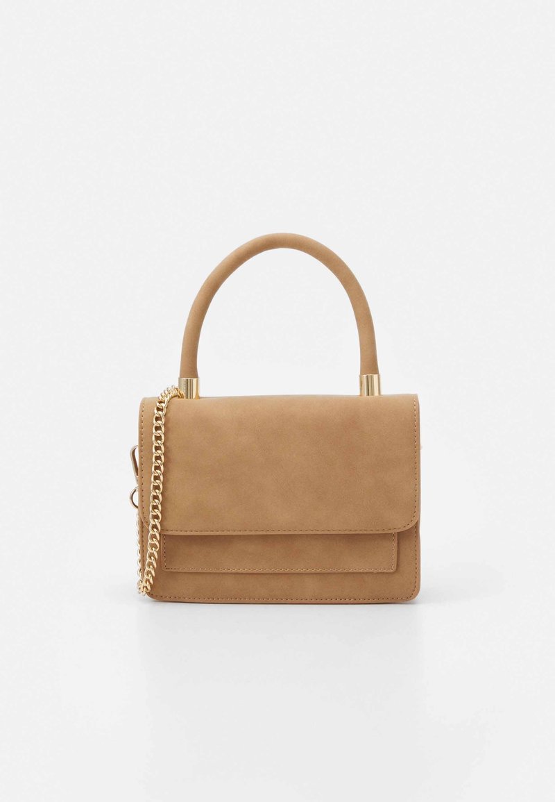 Borsa a tracolla color tan con una superficie in suede liscia, design strutturato, manico corto e una tracolla in catena dorata. Presenta un pattina frontale e una piccola tasca.