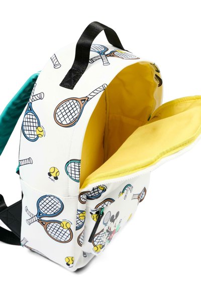 Sac à dos blanc avec motif de raquette de tennis et balle, intérieur jaune, sangle d'épaule bleu sarcelle, poignée noire, et une poche avant avec un personnage de dessin animé.