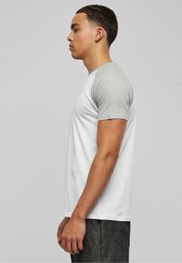 Urban Classics RAGLAN CONTRAST  - T-shirts print - white/ mottled light grey