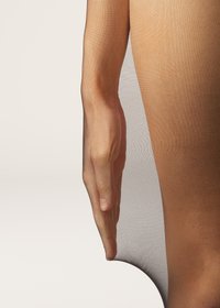 Przezroczyste czarne rajstopy opadające na rękę, ukazujące gładką, przezroczystą teksturę oraz dopasowany krój zasłaniający część nogi.