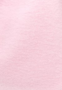 Weicher rosa Stoff mit glatter Textur und leicht flauschiger Oberfläche, gleichmäßig in der Farbe ohne Muster oder Akzente.