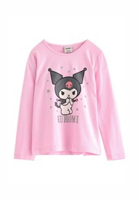 Roze kinderhemd met lange mouwen, featuring een cartoonfiguur met zwarte hoed, sterren en de tekst "KUROMI" op de voorkant.