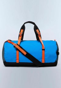 Sac de sport avec un corps en tissu bleu, un fond noir, des sangles orange et des zippers. Comprend deux poignées et une sangle d'épaule réglable.
