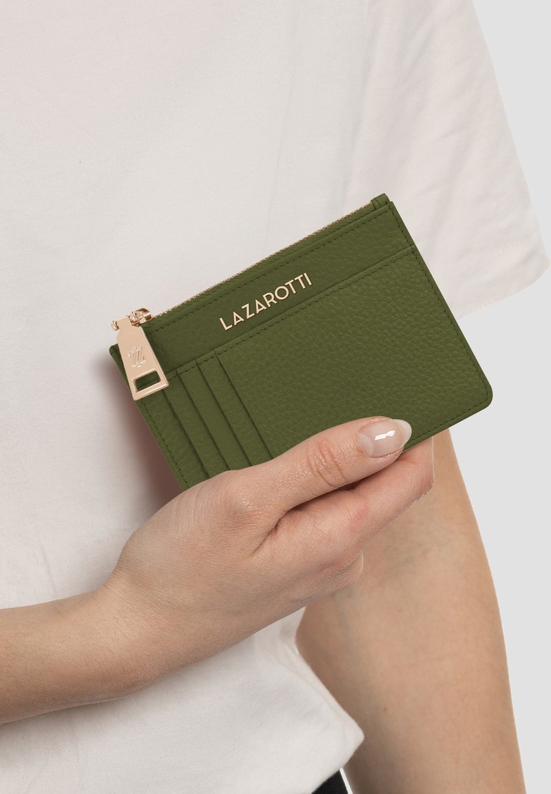 Portafoglio in pelle verde con chiusura zip, cinque scomparti per carte e un accento logo in tonalità dorata. La superficie testurizzata aggiunge dettaglio.
