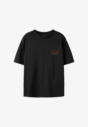 Čierne bavlnené tričko s uvoľneným strihom, krátkymi rukávmi a okrúhlym výstrihom. Obsahuje malé červené grafické logo na ľavej hrudi.