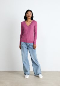 GANT STRETCH CABLE V-NECK - Stickad tröja - dark lavender